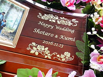 「Happy Wedding、新郎新婦の名前、結婚式の日付」を彫刻した、結婚祝い用のガラス製フォトフレーム