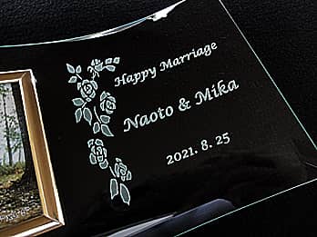 「Happy Marriage、新郎と新婦の名前、結婚式の日付」を彫刻した、結婚祝い用のガラス製写真立て