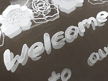 ウェルカムボードの鏡部に彫刻した「Welcome」のクローズアップ画像