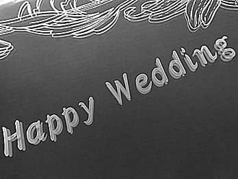 ウェルカムボードの鏡部に彫刻した「Happy Wedding」のクローズアップ画像
