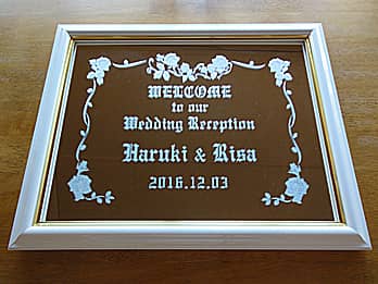 「Welcome to our Wedding Reception、新郎と新婦の名前、結婚式の日付」を彫刻したウェルカムボード