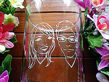 カップルの似顔絵を側面に彫刻した、ホワイトデーのプレゼント用のガラス花器